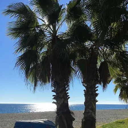 Charming Beachfront With /wifi Apartment